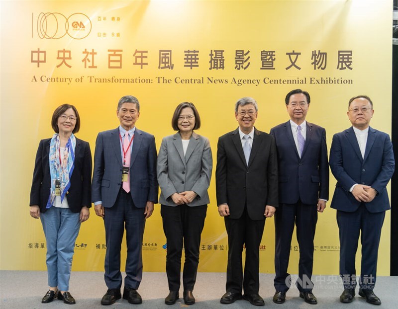 From left to right: Central News Agency (CNA) President Tseng Yen-ching, CNA Chairman Lee Yung-te, President Tsai Ing-wen, Premier Chen Chien-jen, Foreign Minister Joseph Wu and Culture Minister Shih Che pose together for a photo on Saturday at the exhibition celebrating CNA's centennial. CNA photo March 30, 2024