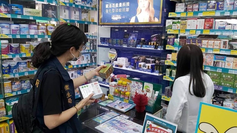 A Kaohsiung City health official inspects a local pharmacy to see whether food products containing Japan-based Kobayashi Pharmaceutical's red yeast rice had been taken off the shelves on March 27. Photo courtesy of Kaohsiung City Department of Health