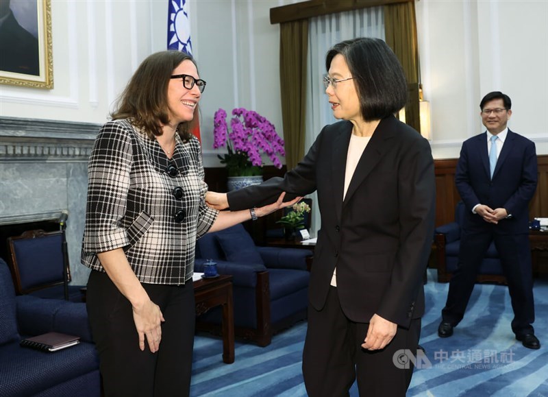 President Tsai Ing-wen (center) greets visiting AIT Board Chair Laura Rosenberger (left) at the Presidential Office in Taipei Monday. CNA photo April 1, 2024