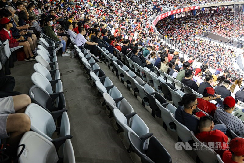 A section of seats at the Taipei Dome is unoccupied because of a leak. CNA photo March 31, 2024