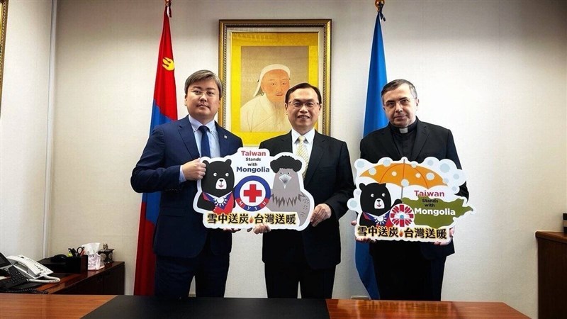 Anthony Ho (center), head of Foreign Affairs Ministry's Department of West Asian and African Affairs visits the Ulaanbaatar Trade and Economic Representative Office in Taipei on Tuesday. Photo courtesy of MOFA