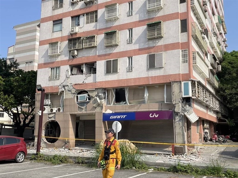 A Hualien building's tiles fall off due to the earthquake that hit Wednesday. CNA photo April 3, 2024