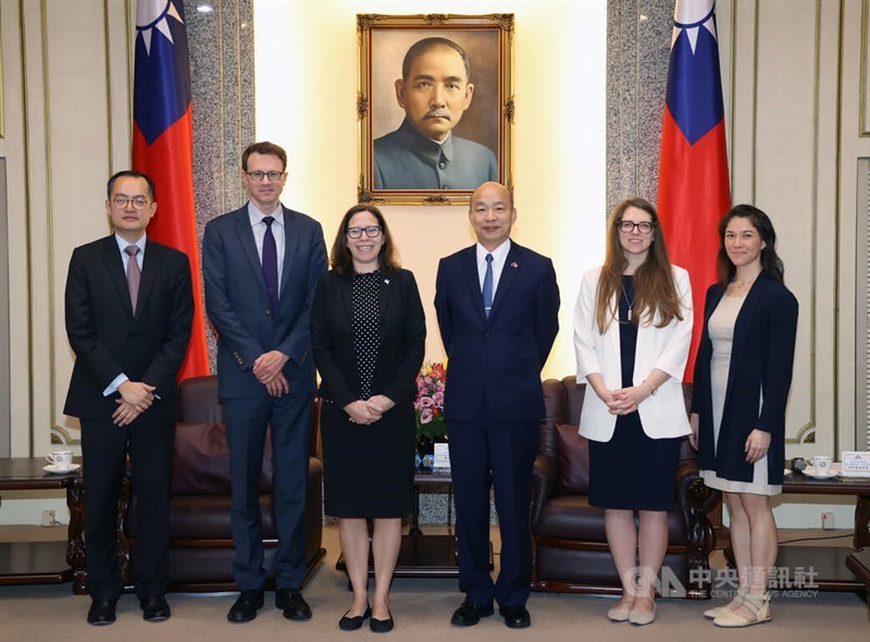 Laura Rosenberg (center left), chair of the American Institute in Taiwan, and Legislative Speaker Han Kuo-yu (center right) pose for photos during their meeting in Taipei Wednesday. CNA photo April 3, 2024