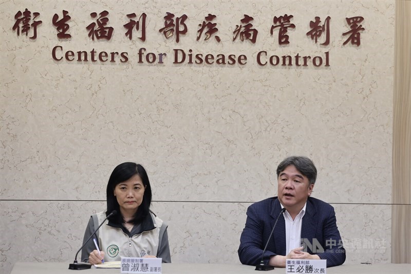Deputy Health and Welfare Minister Victor Wang (right) and Centers for Disease Control official Tseng Shu-hui (left) attend a press conference in Taipei Wednesday. CNA photo April 3, 2024