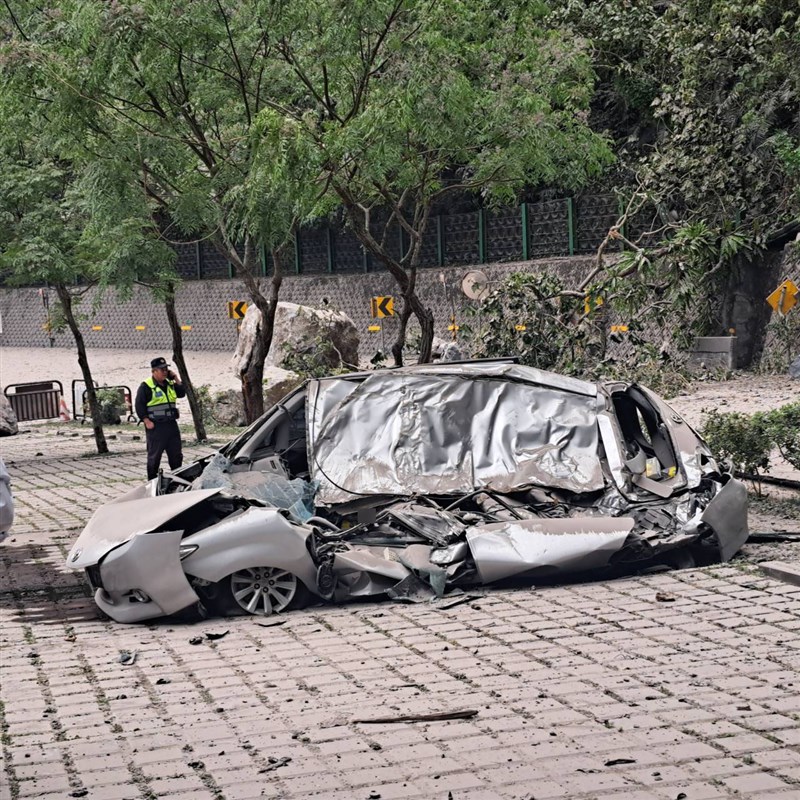 A policeman reports a smashed vehicle, in which the driver is found dead, in Hualien County Wednesday. Photo courtesy of local police April 3, 2024