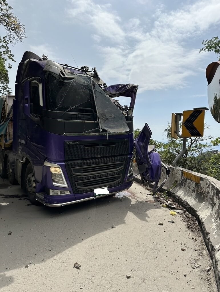 One of the two trucks hit by falling rocks in Hualien County. Photo courtesy of a private contributor April 3, 2023