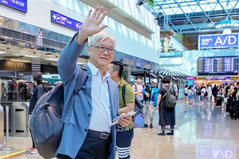 KMT Vice Chairman Andrew Hsia (front) waves goodbye at Terminal 2 of Taiwan Taoyuan International Airport Thursday. CNA photo April 4, 2024