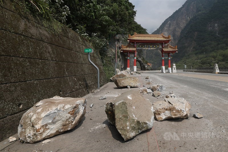 Rocks are scattered on a road that leads to the Taroko National Park in Hualien County Thursday. CNA photo April 4, 2024