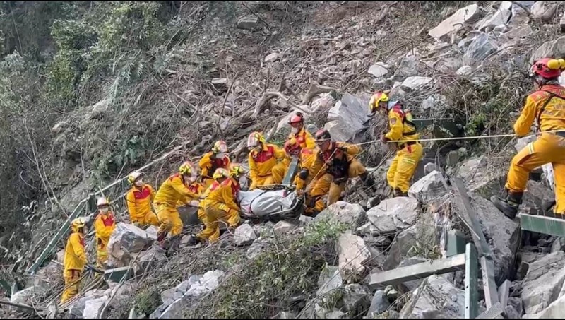 Members of rescue and search teams carry the remain of a man found on the Xiaozhuilu Trail in Hualien County Thursday. Photo courtesy of Bureau of Fire and Emergency Services April 4, 2024