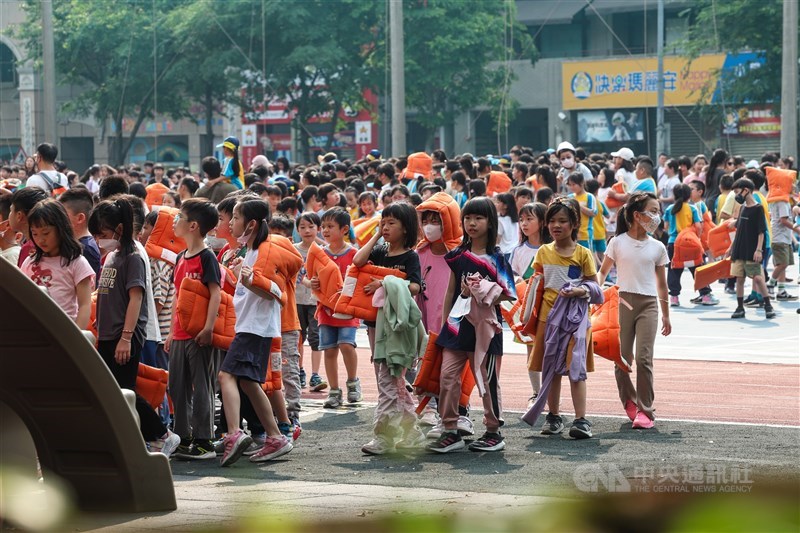 Elementary school students carry a protective gear and gather at the school playground in New Taipei, following a magnitude 7.2 earthquake struck Taiwan. CNA photo April 3, 2024