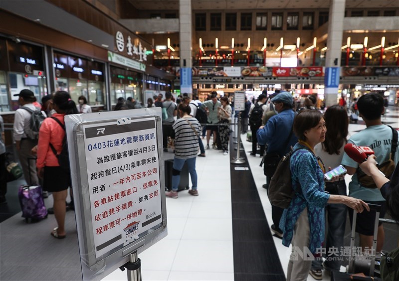 Travelers are seen at the Taipei Main Station concourse Wednesday. CNA photo April 3, 2024.