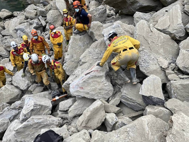 Search and rescue personnel attempt to retrieve two deceased victims from rocks on the Shakadang Trail at Taroko National Park on Friday. Photo courtesy of Taiwan Search and Rescue April 5, 2024
