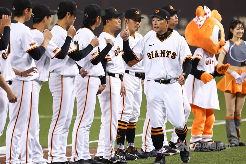 Members of Japan's Yomiuri Giants baseball team get ready for a game in the newly completed Taipei Dome on March 3. CNA file photo