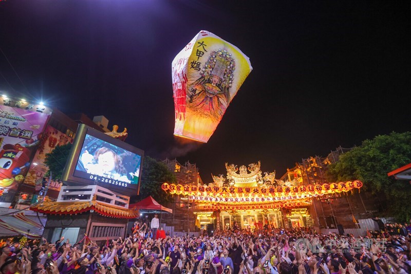 A sky lantern with the image of Taiwan's "queen of deities" Mazu takes off from Taichung's Dajia Jenn Lann Temple. The annual pilgrimage of the goddess from the specific temple officially began at 7 p.m. on Friday and is set to continue until April 14. CNA photo April 5, 2024