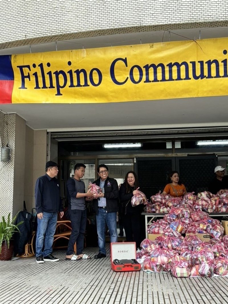 Manila Economic and Cultural Office Chairman and Resident Representative Silvestre III Hernando Bello (third left) delivers resources to Filipino migrant worker community members in Hualien on Sunday. Photo courtesy of MECO April 7, 2024