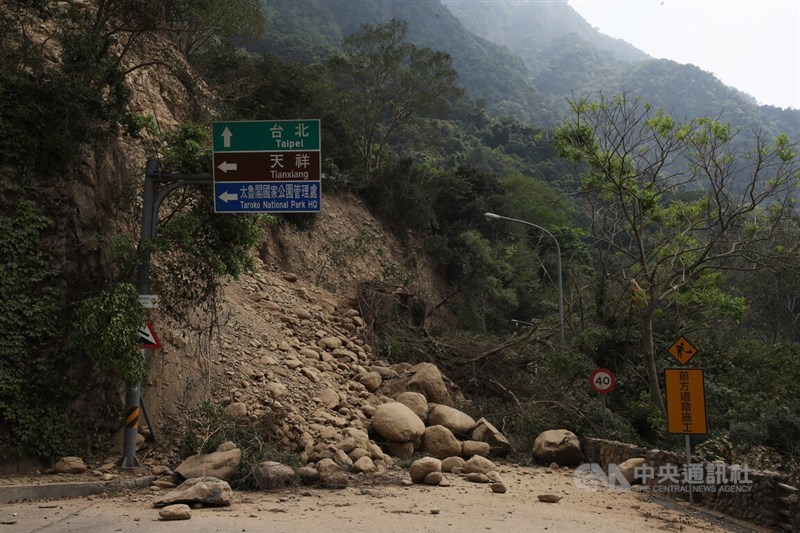 Fallen rock debris block the ways toward Taipei and Hualien's Tianxiang area on Provincial Highway 8 on Thursday. CNA photo April 4, 2024