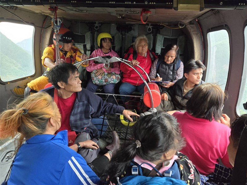 Nine people trapped in Datong and Dali tribal areas in Hualien County's Xiulin Township are airlifted from the mountainous area on Sunday. Photo courtesy of National Airborne Service Corps April 7, 2024