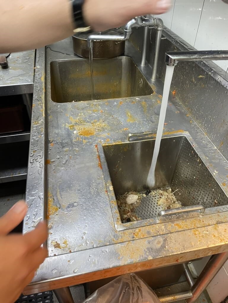 A dirty sink is seen in the kitchen of one of the Taipei restaurants with suspected cases of food poisoning in this recent photo. Photo courtesy of Taipei City Government Department of Health April 7, 2024