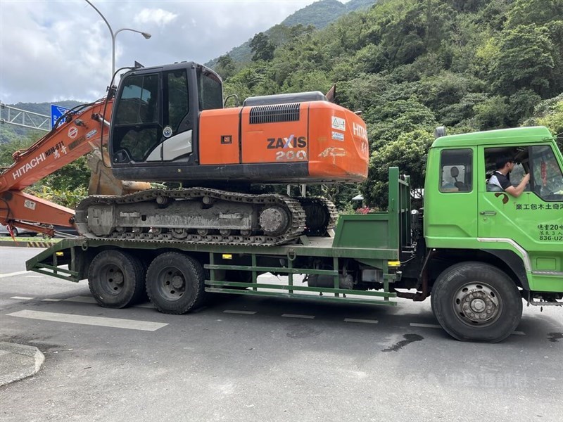 A large machinery is driven to the Hualien County's Shakadang Trail on Sunday to open a path for further search and rescue missions. CNA photo April 7