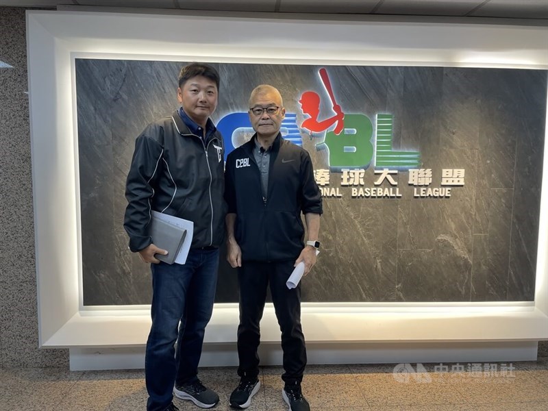 Newly named head coach of Taiwan's national team Tseng Hao-chu (left) and Chinese Professional Baseball League secretary-general Yang Ching-lung in Taipei Monday. CNA photo April 8, 2024