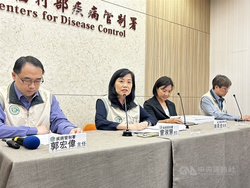 Centers for Disease Control spokesperson Tseng Shu-hui (second left) speaks at a press conference in Taipei Tuesday. CNA photo April 9, 2024