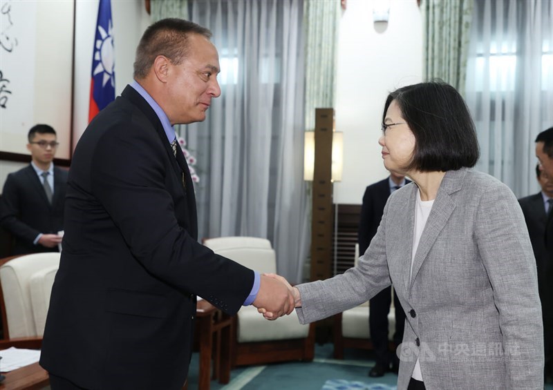 President Tsai Ing-wen (right) greets Duane Sarmiento (left), the commander-in-chief of the Veterans of Foreign Wars of the United States in the Presidential Office in Taipei Tuesday. CNA photo April 9, 2024