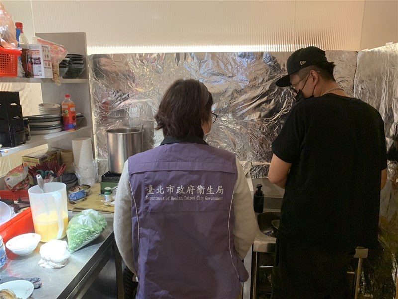 A Taipei City health official conducts a sanitary inspection at a restaurant in January 2024. File photo courtesy of Taipei City Department of Health