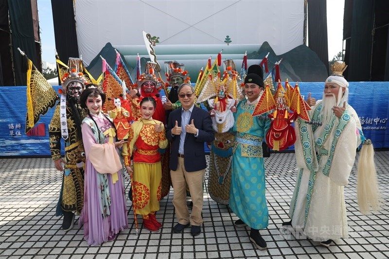 Paper Windmill Arts and Educational Foundation Chairman Li Yuan (center, in suit) poses with actor of the Paper Windmill Theatre at a press conference to promote a free performance by the children' theater group in Taipei on Jan. 12, 2023 CNA file photo