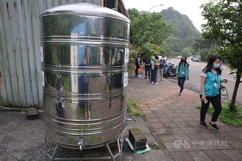 Taipei's health officials inspect a water tank set up by the city to tailor to Xishan Village in the city's Shilin District. CNA photo April 12, 2024