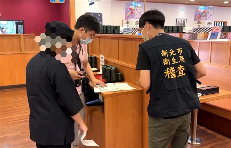 New Taipei City health inspectors examine a foodcourt branch in Banqiao of the sushi restaurant chain in this photo released on Friday. Photo courtesy of New Taipei City Department of Health April 12, 2024