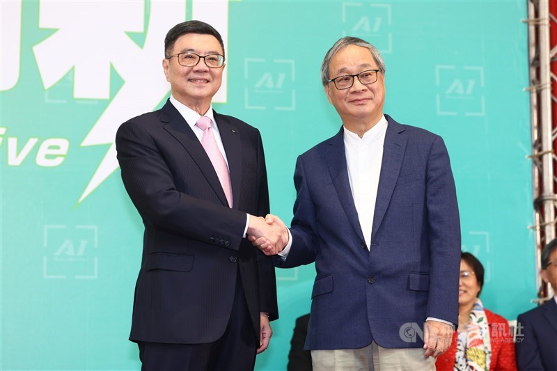 Premier-designate Cho Jung-tai (left) shakes hands with well-known novelist Li Yuan, who will head the culture ministry in the incoming government, at a press conference in Taipei Friday. CNA photo April 12, 2024
