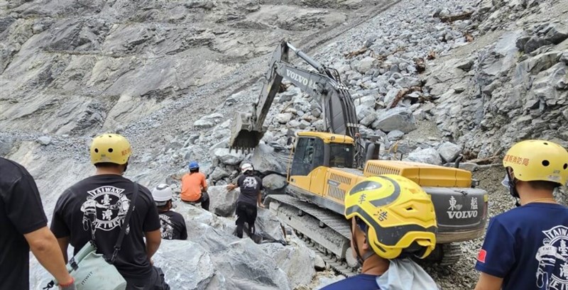 An excavator removes the rocks that are piled on top of the body of a truck driver who went missing after the April 3 temblor. Photo courtesy of Hualien County Fire Department