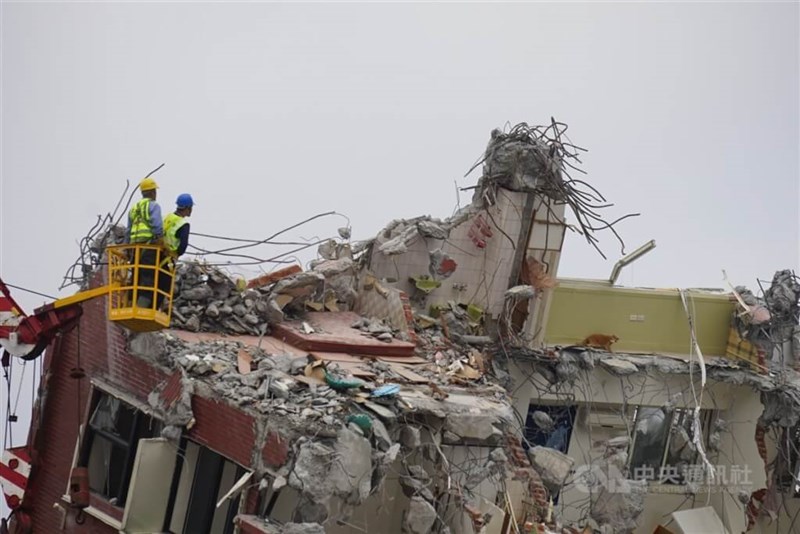 Workers examine a collapsed building in Hualien County Saturday. CNA photo April 13, 2023
