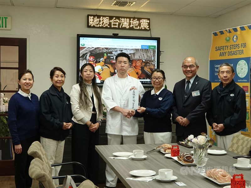 Tzu Chi USA CEO Debra Boudreaux (third right) accepts donations on behalf of the organization from Daisuke Suzuki (fourth left) and Tomomi Kihara (third left), representatives of Japanese eatery Gyutan Tsukasa.