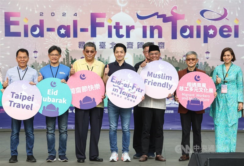 Taipei Mayor Chiang Wan-an (fourth left) poses with guests at the opening ceremony of the 2024 Eid al-Fitr in Taipei event at Daan Forest Park on Sunday. CNA photo April 14, 2024
