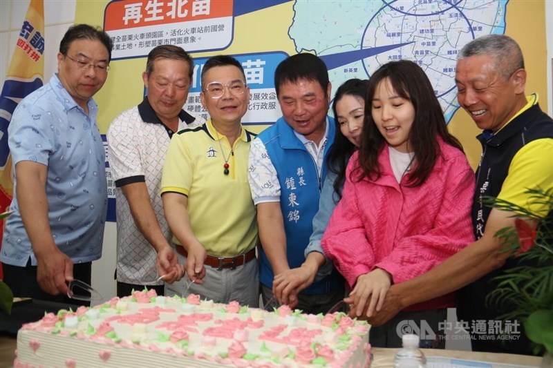 Miaoli City Mayor-elect Hsu Wen-chung (third left). CNA photo April 13, 2024