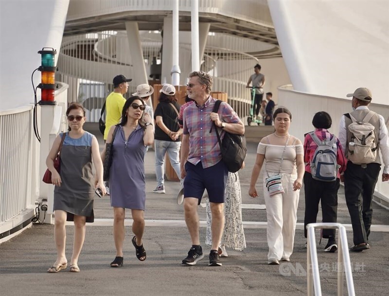 Pedestrians stroll along Kaohsiung's Dagang Bridge. CNA photo April 15, 2024