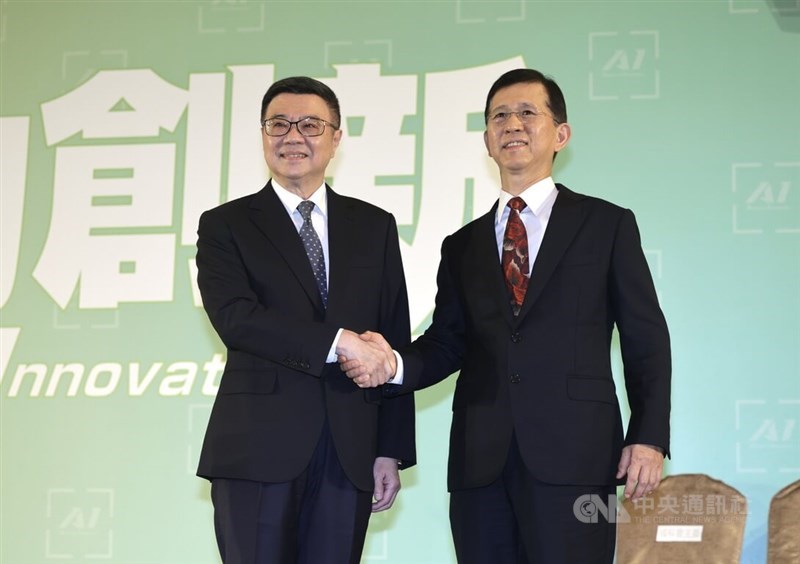 Premier-designate Cho Jung-tai (front left) shakes hands with Huang Yen-nun, who is appointed as the Digital Affairs Minister. CNA photo April 16, 2024