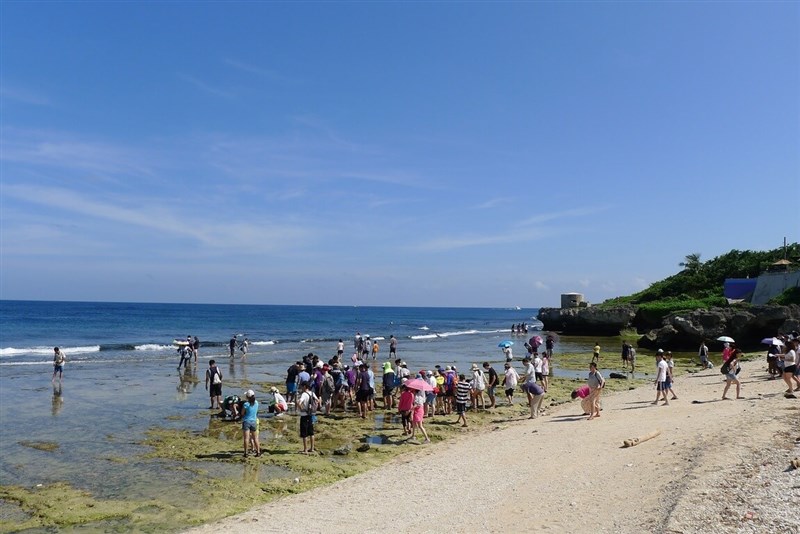 Visitors gather at an intertidal zone of Pingtung County's Liuqiu Island beach in this photo released Tuesday. Photo courtesy of Pingtung County Government