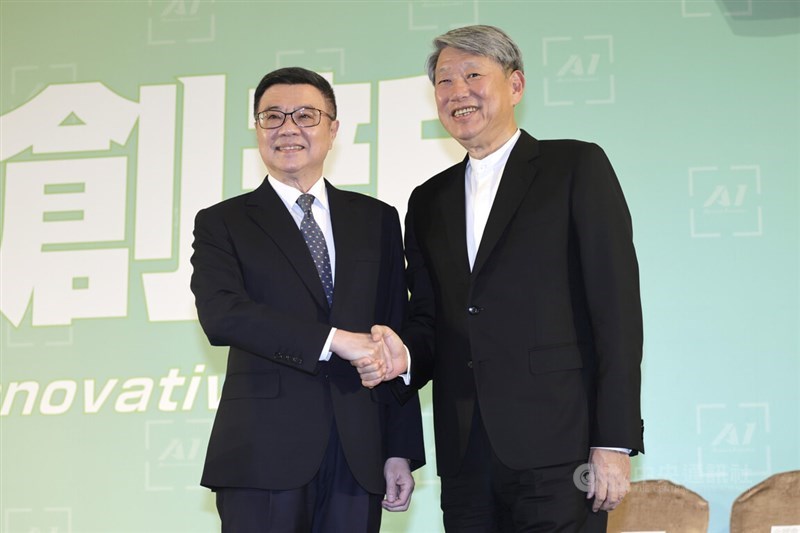 Premier-designate Cho Jung-tai (front left) shakes hands with J.W. Kuo, who is appointed to head the Ministry of Economic Affairs. CNA photo April 16, 2024