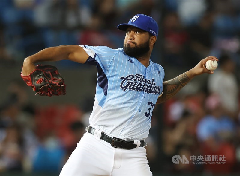 Dominican pitcher Elniery Garcia throws a baseball during a CPBL game for the Fubon Guardians in Taoyuan on Oct. 8, 2023. CNA file photo