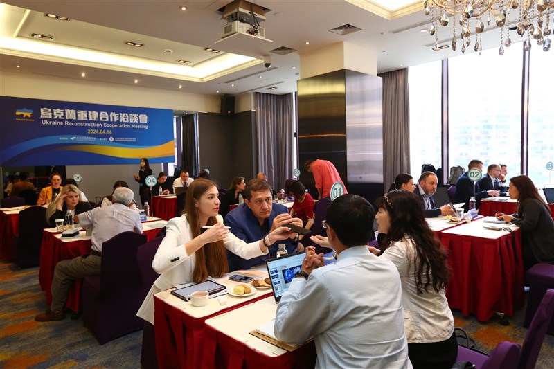Members of the Ukrainian delegation talk to different business representatives at a meeting in Taipei Wednesday. Photo courtesy of TAITRA April 16, 2024