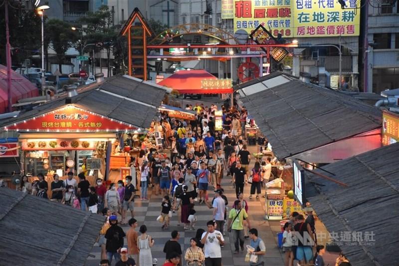 Visitors stroll through Dongdamen Night Market in Hualien County. CNA file photo