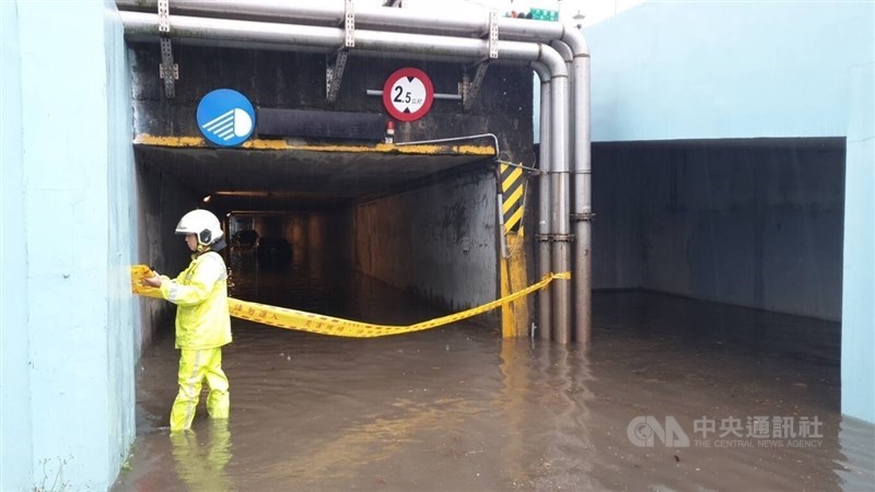 A police officer cordons off an underpass in Taipei's Beitou District on Thursday morning after heavy rain caused flooding that stranded two vehicles in it. Photo courtesy of local authorities April 18, 2024