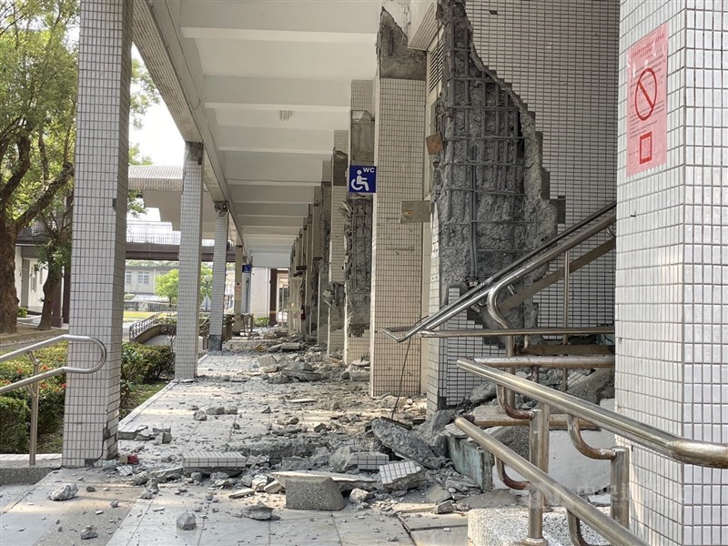 Wall tiles fall at Hualien Girls' Senior High School in the April 3 earthquake. CNA file photo