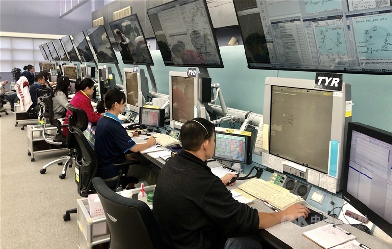 Air traffic controllers manage flights in the Taipei Flight Information Region in Taiwan. CNA file photo
