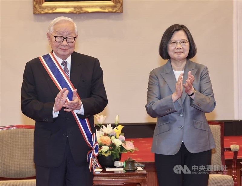 TSMC founder Morris Chang (left) and President Tsai Ing-wen. CNA photo April 19, 2024