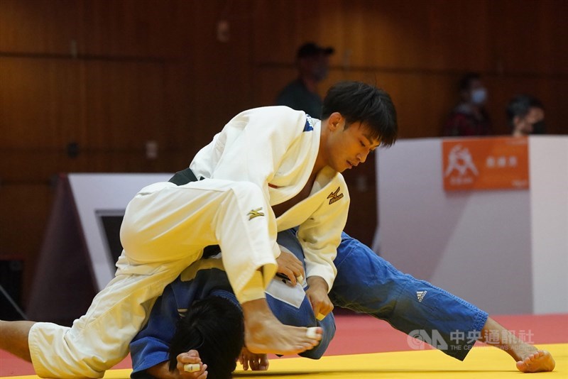 Taiwan's "Judo Heartthrob" Yang Yung-wei wrestle an opponent to the ground in this CNA file photo.