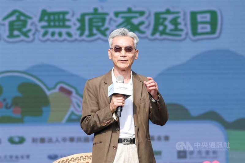 Environmental Minister Shieu Fuh-sheng speaks at a family event to encourage reducing plastic use at Daan Forest Park on Sunday. CNA photo April 21, 2024