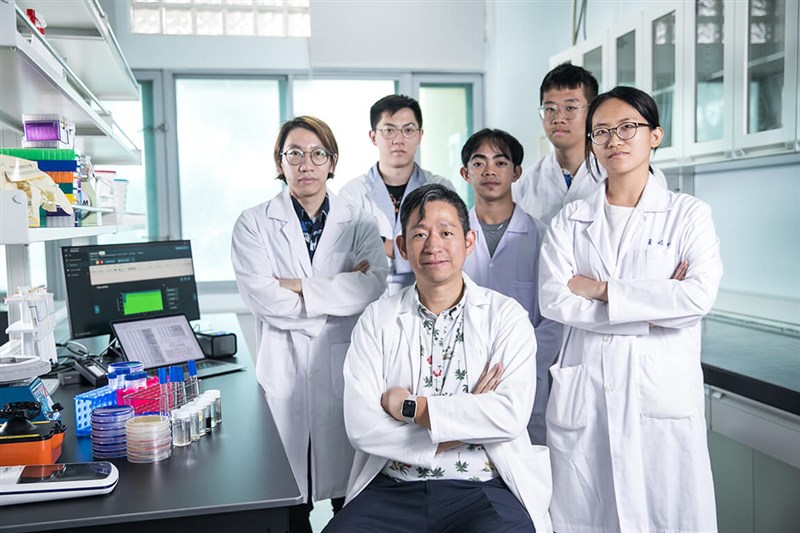 National Taiwan Ocean University Assistant Professor Ho Ying-ning (center, sitting) and his research team. Photo courtesy of National Taiwan Ocean University April 22, 2024
